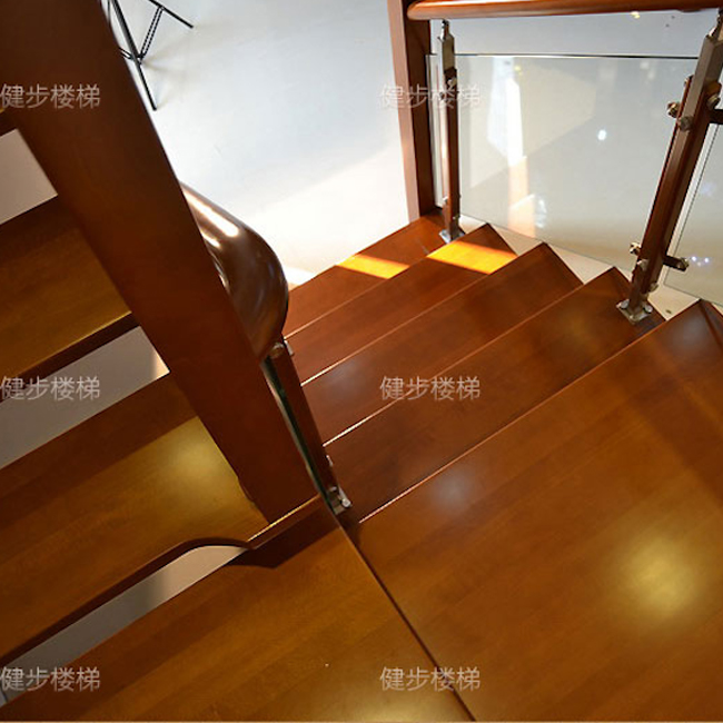 看楼梯材质选择适合自己住宅的实木楼梯